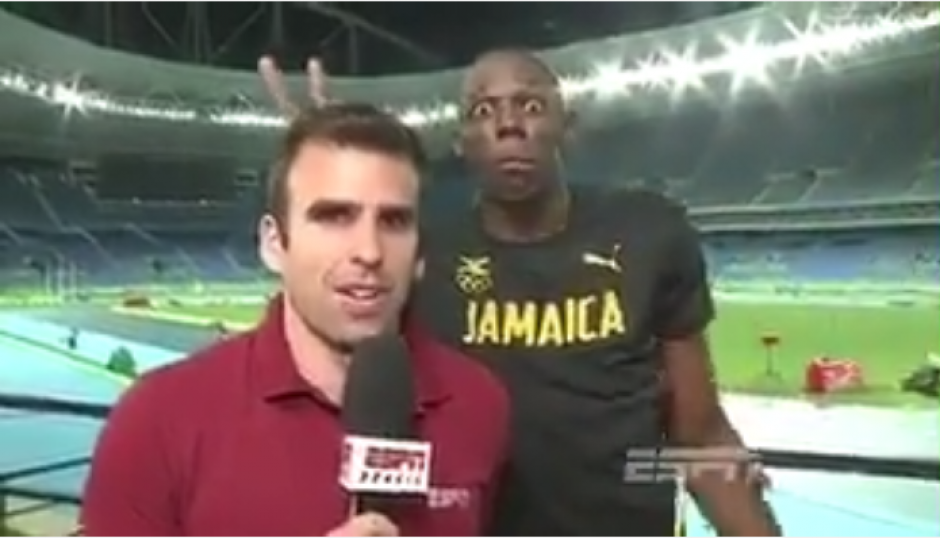 El atleta jamaiquino brome&oacute; con un periodista brasile&ntilde;o. (Foto: Captura YouTube)