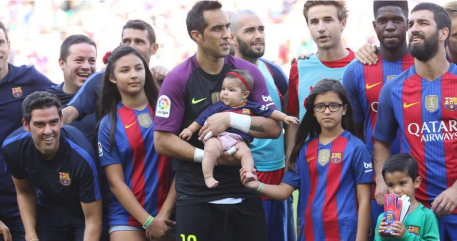 Esta es la imagen de Bravo con sus hijos antes del partido. (Foto: Pep Morata/Mundo Deportivo)