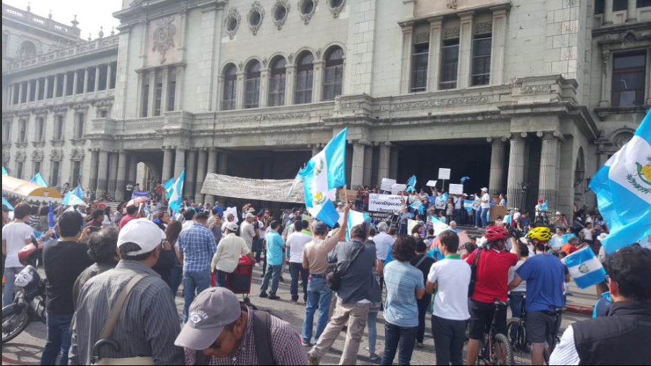 Varios guatemaltecos se volvieron a unir en la Plaza de la Constituci&oacute;n para manifestar en contra de los impuestos. (Foto: Twitter, Anonymous)