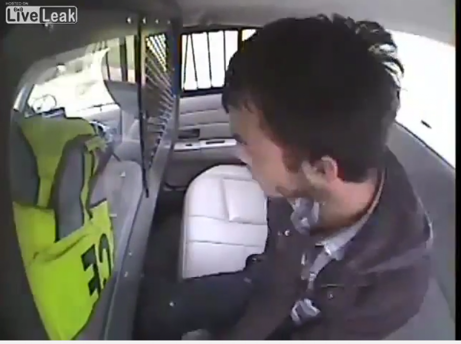 El muchacho fue detenido por portar alg&uacute;n tipo de droga en una ciudad de Arkansas. (Captura Youtube)