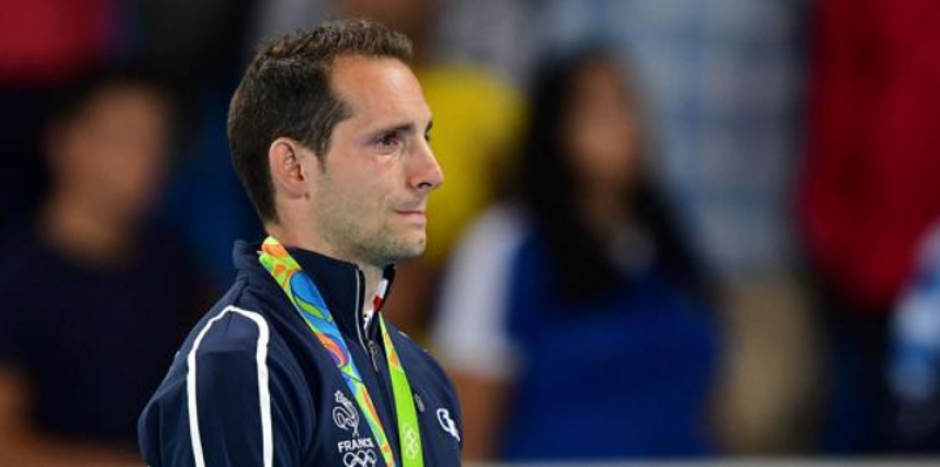 El franc&eacute;s Renaud Lavillenie recibi&oacute; abucheo al recibir su medalla. (Foto: EFE) 