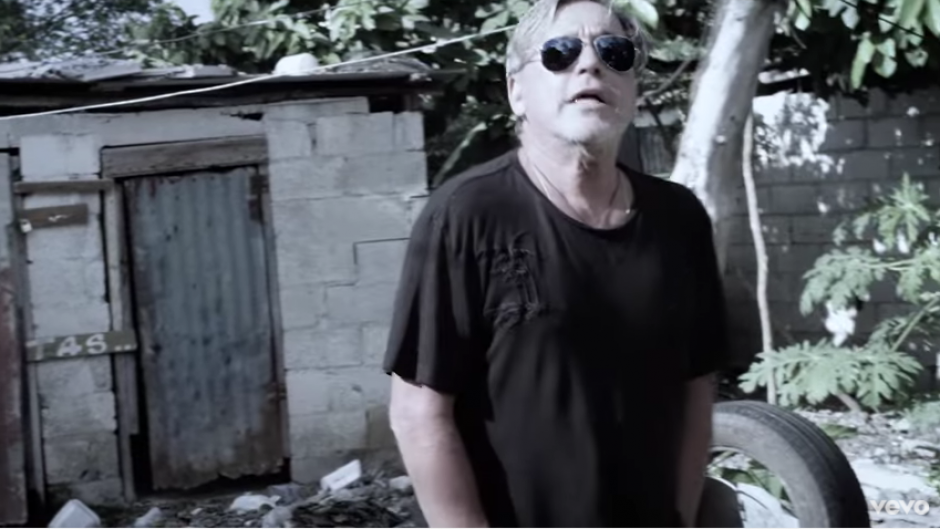 El último video musical de Ricardo Montaner está dedicado a los venezolanos menos favorecidos. (Captura Youtube)