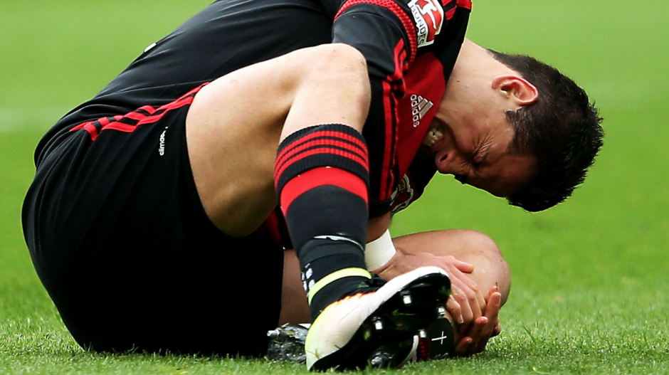 Chicharito estar&aacute; fuera de la actividad f&iacute;sica por lo menos dos semanas. (Foto: sportingnews.com) 