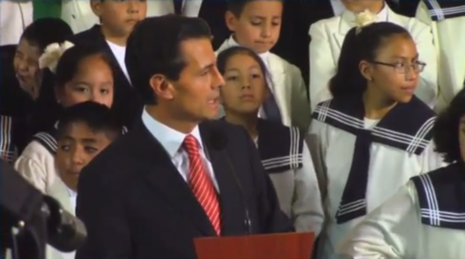 El presidente de M&eacute;xico habla durante la entrega de libros. (Foto: YouTube)