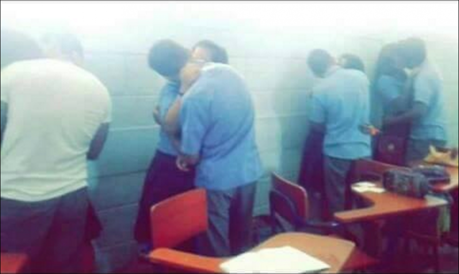 Esta foto fue la que motiv&oacute; la expulsi&oacute;n de los ocho alumnos. (Foto: Facebook/Noticias de Pet&eacute;n) 