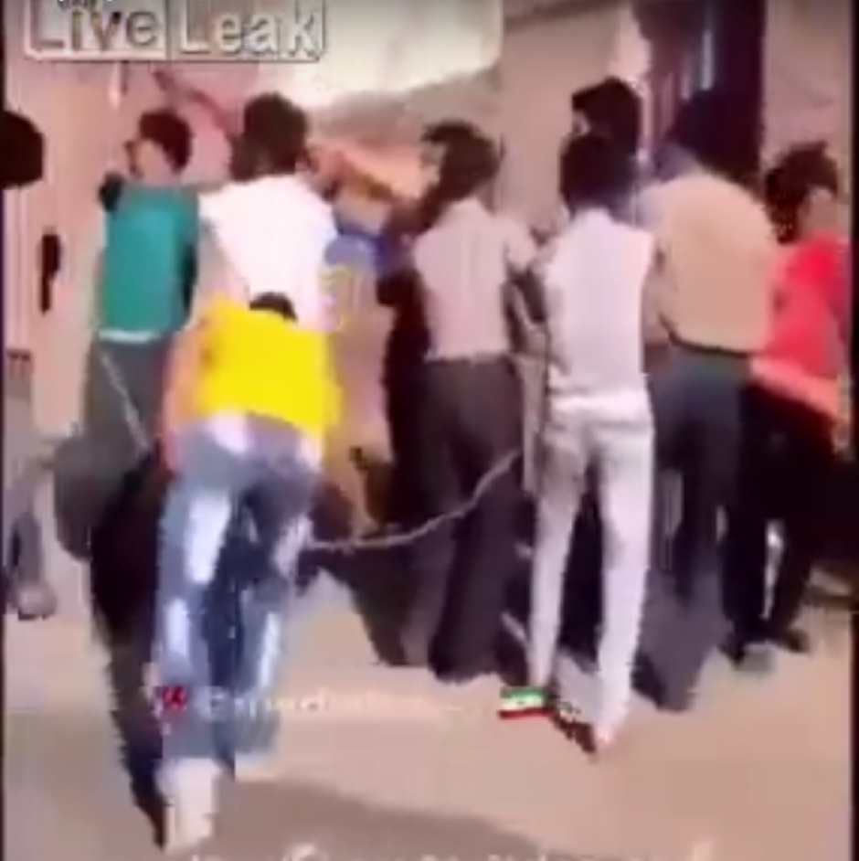 El grupo intent&oacute; sin &eacute;xito, levantar el poste ca&iacute;do. (Imagen: captura de YouTube)