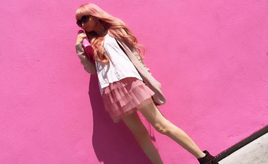La mujer tiene 34 a&ntilde;os y lleva 20 de ser coleccionista de objetos de Barbie. (Foto: Instagram)