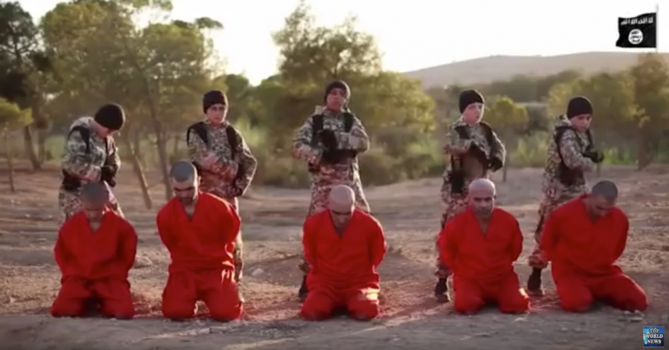 El grupo yihadista Estado Isl&aacute;mico difundi&oacute; un nuevo v&iacute;deo en el que muestra el asesinato de diez personas. (Captura de pantalla: Top World News/Youtube)