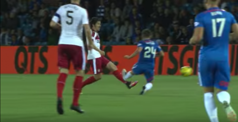 Joey Barton recibi&oacute; una terrible falta sin bal&oacute;n. (Captura de Pantalla)