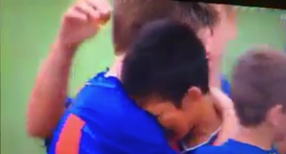 Los jugadores del Infantil B del Bar&ccedil;a consolaron a sus rivales. (Captura de Pantalla)