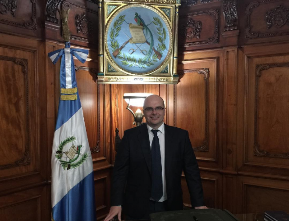 Mister Chip comparti&oacute; la foto desde el despacho presidencial del Palacio Nacional. (Foto: Instagram/2010misterchip)