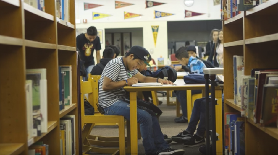 Gaspar pasa largas jornadas en la escuela en busca de aprender y tener un mejor futuro. (Foto: Captura de video)