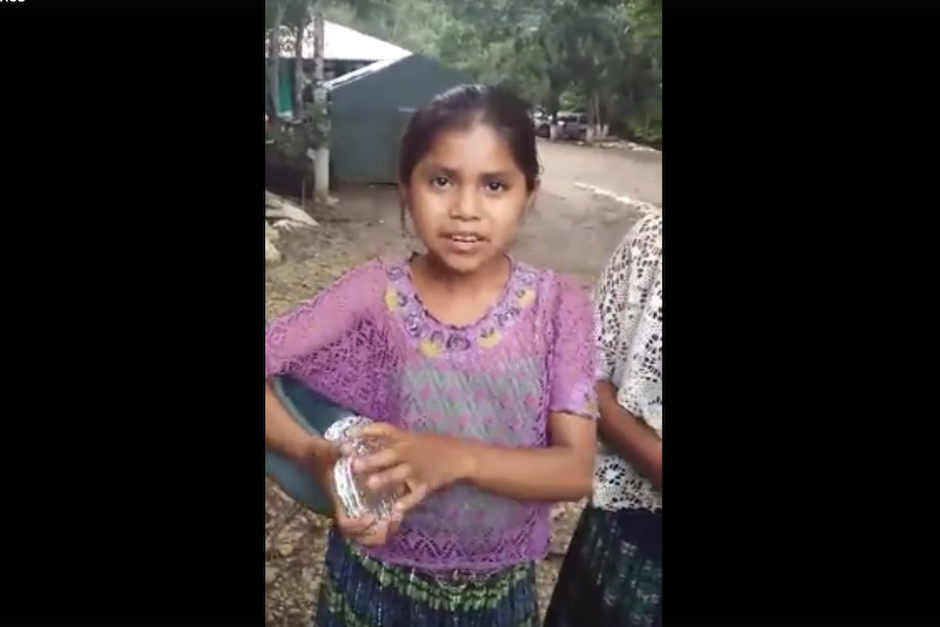 Un video que se viraliza en Facebook muestra a una ni&ntilde;a vendiendo sus productos en siete idiomas. (Foto: captura de pantalla/Facebook) 