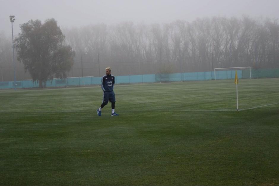 Leo sobre el campo de entrenamiento de Ezeiza, Buenos Aires. (Foto: AFA)