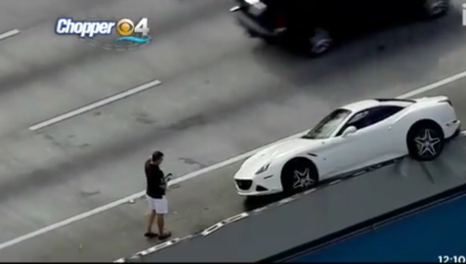 El conductor giro y choc&oacute;, dejando su auto en contra de la v&iacute;a y al borde del precipicio. (Imagen: Captura de pantalla)