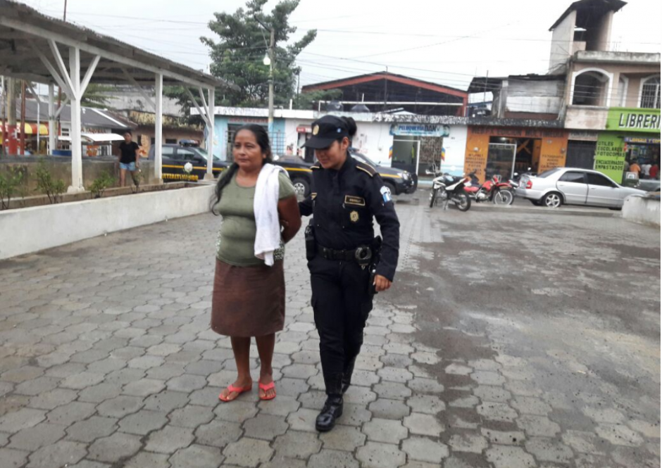 La Polic&iacute;a Nacional Civil captur&oacute; a la madre del menor. (Foto: PNC)