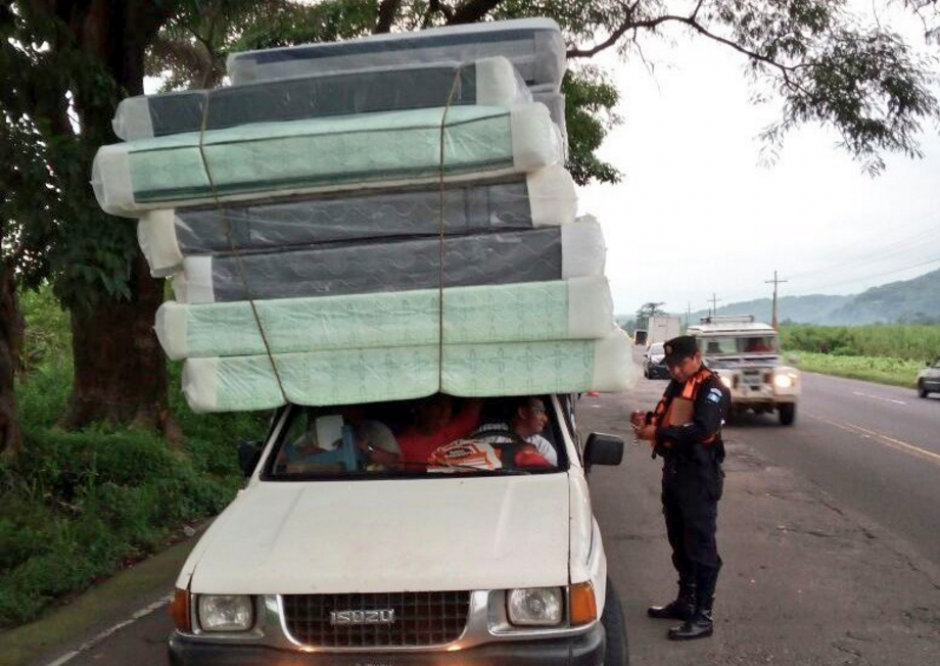 El conductor se movilizaba con demasiada carga. (Foto: PNC Tr&aacute;nsito) 
