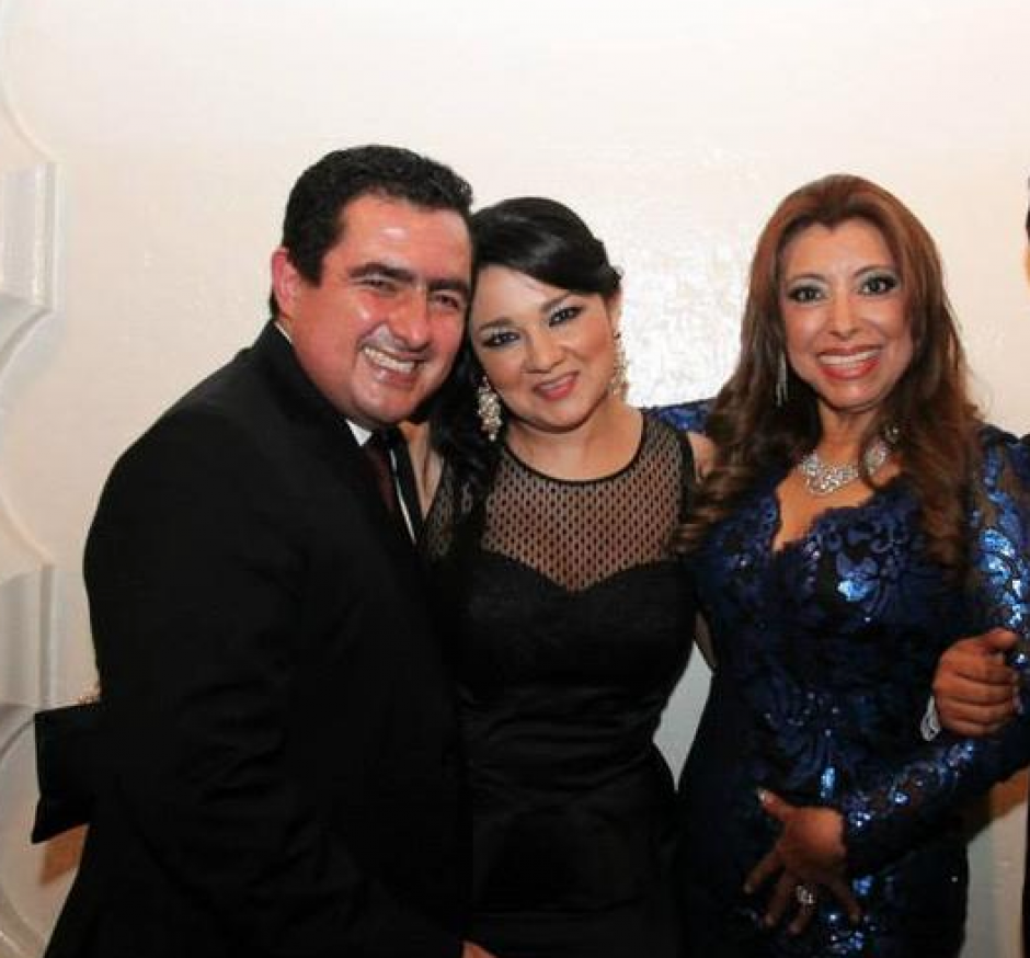 Samantha Mej&iacute;a junto a su esposo Vernon Gonz&aacute;lez y Anabella de Le&oacute;n. (Foto: Archivo) 