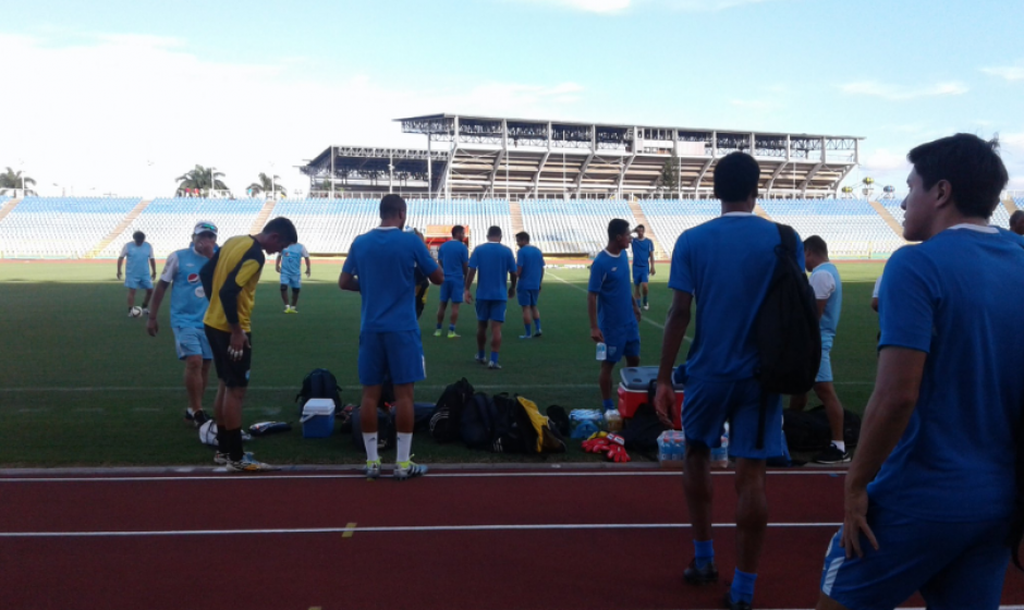 Los guatemaltecos reconocieron la cancha donde jugar&aacute;n. (Foto: Luis Barrios/Soy502) 