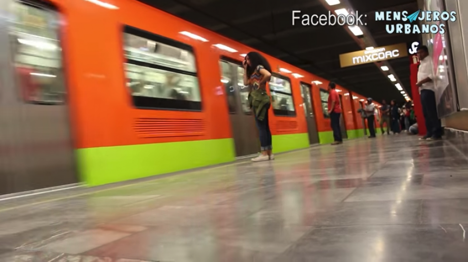 La mujer sube sola al metro y luego se incorpora el "acosador". (Captura Youtube)