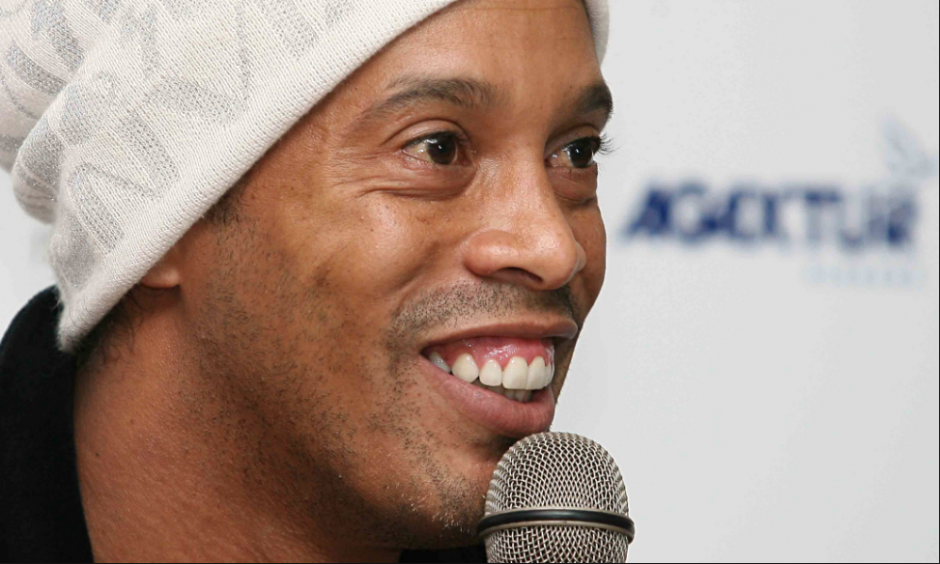 Ronaldinho no est&aacute; retirado, pero tampoco tiene equipo. (Foto: The Guardian)