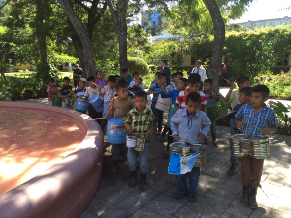 El Ministerio de Educaci&oacute;n public&oacute; la fotograf&iacute;a de los ni&ntilde;os de Sejol, San Pedro Carch&aacute; ya en el ministerio. (Foto: Twitter, Mineduc)