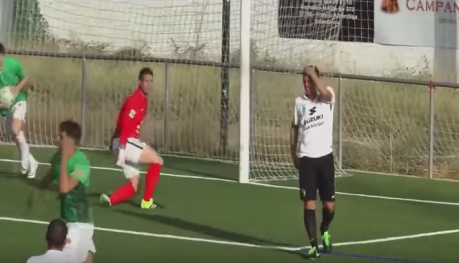 El defensor Jos&eacute; P&eacute;rez meti&oacute; un autogol para no cre&eacute;rselo. (Captura de Pantalla)