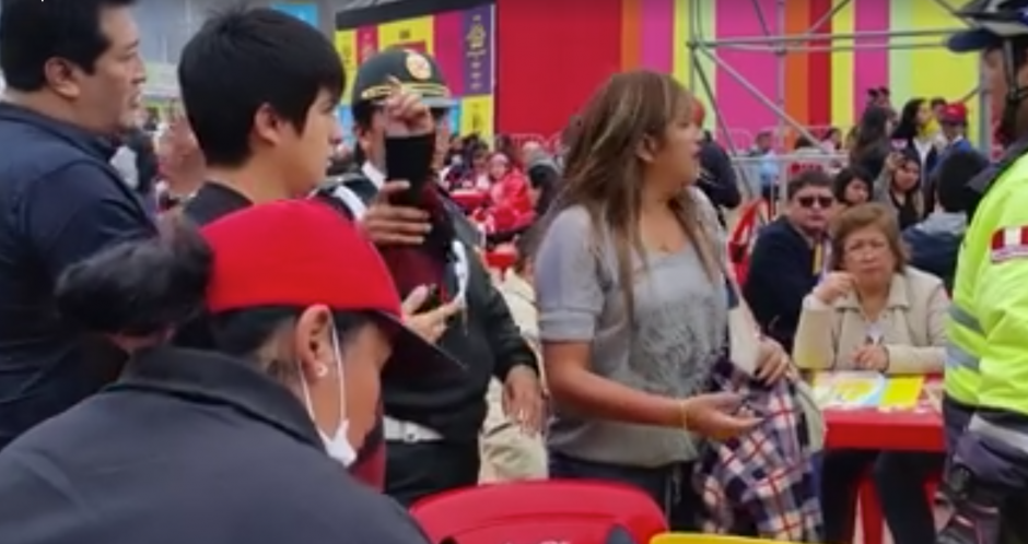 Dos mujeres pelean por una silla. (Captura de pantalla: Per&uacute; REC/Facebook)