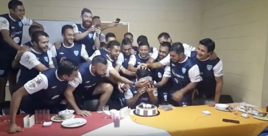 El Pescado celebr&oacute; su despedida...con la cara llena de pastel. (Captura de Pantalla)