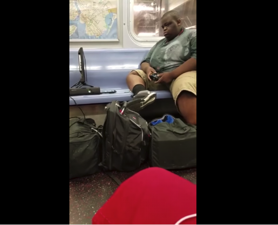 El hombre parece que dej&oacute; una partida pendiente y se la llev&oacute; al vag&oacute;n del transporte p&uacute;blico. (Imagen: captura de YouTube)