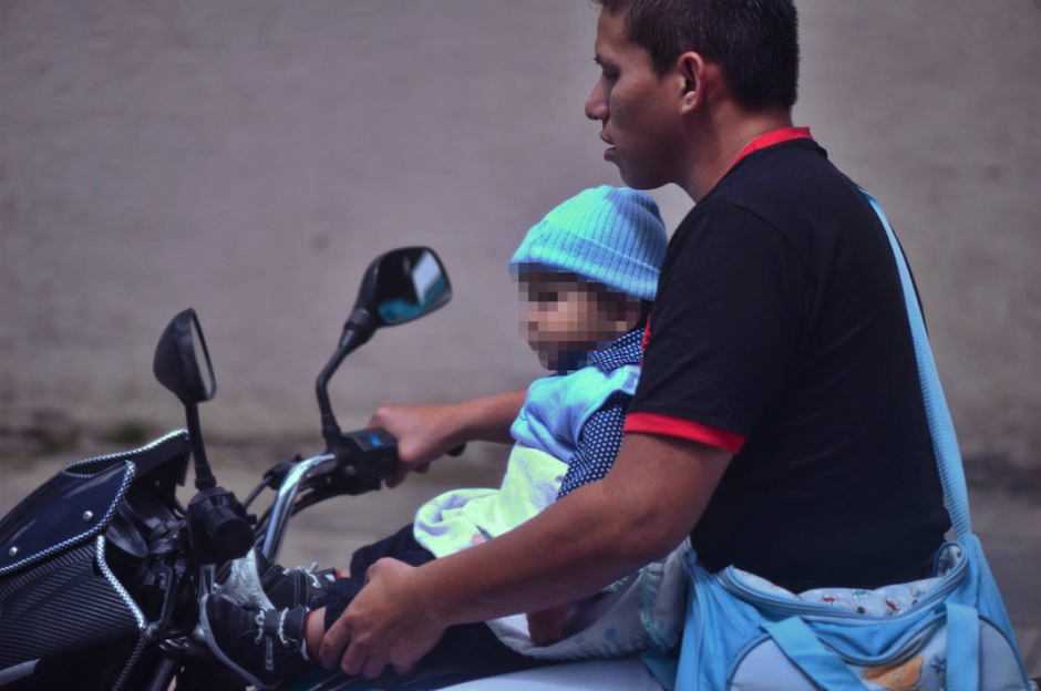 Un motorista con un beb&eacute; a bordo olvida las normas de seguridad. (Foto: Wilder L&oacute;pez/Soy502) 