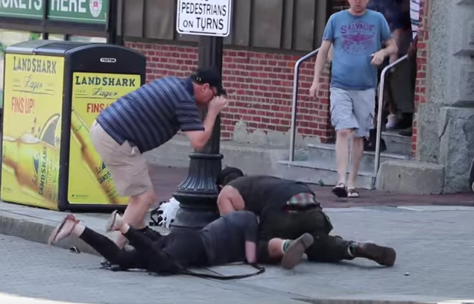 Una mujer se tumb&oacute; al suelo para salvar a su peque&ntilde;o perro del ataque de un pitbull. (Imagen: Captura de pantalla)
