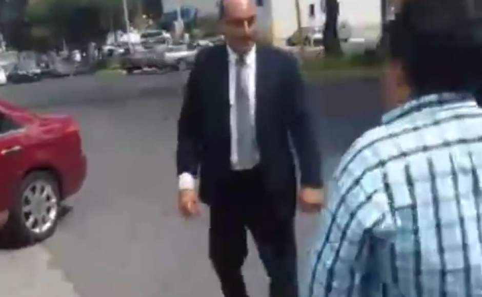 El funcionario se molest&oacute; luego que le se&ntilde;alaron que se hab&iacute;a estacionado en un lugar para discapacitados. (Imagen: Captura de pantalla)