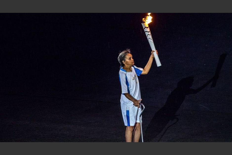 Marcia Marlsarcon la antorcha en el Maracan&aacute;. (Foto: AFP)