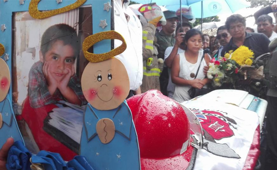 Familiares, amigos, vecinos y bomberos municipales departamentales le dieron el &uacute;ltimo adi&oacute;s al peque&ntilde;o Jimmy Vega. (Foto: Marcia Zavala/Soy502)