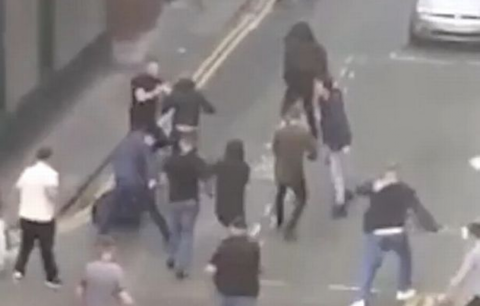 La ri&ntilde;a sucedi&oacute; cerca del estadio Old Trafford. (Captura de Pantalla)