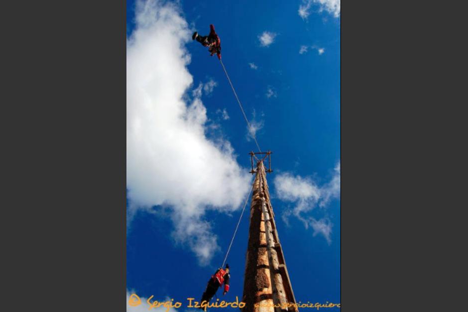 El baile del Palo Volador en Chichicastenango es una de las ceremonias que m&aacute;s turismo atrae a Quich&eacute;. (Foto: Sergio Izquierdo)