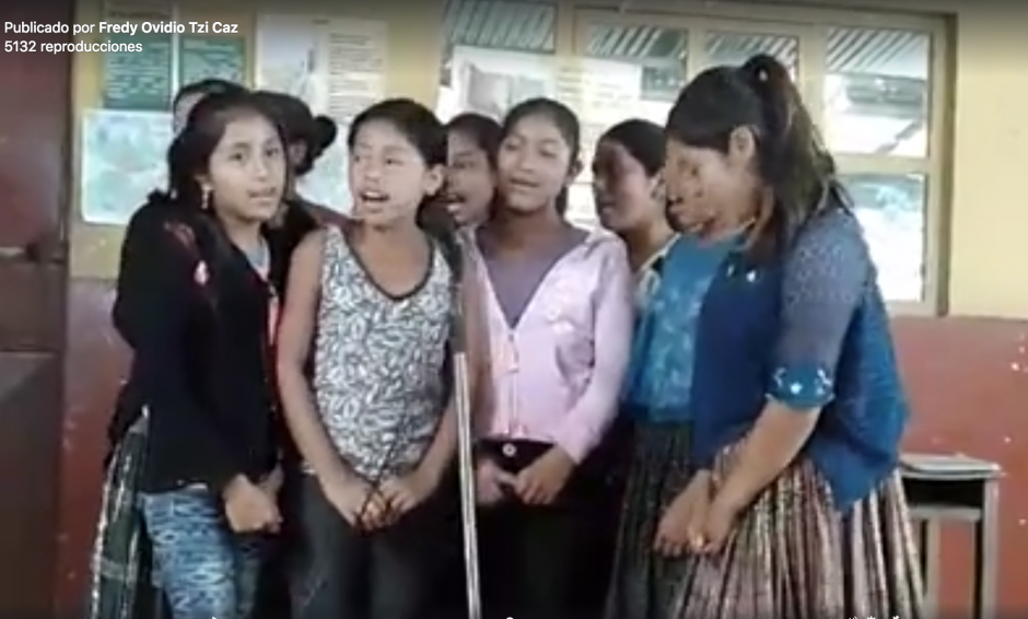 Ni&ntilde;as de Alta Verap&aacute;z cantan Duele el coraz&oacute;n de Enrique Iglesias y Wisin en idioma Q'eqchi'. (Foto: Captura de video)