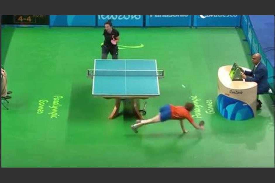 Kelly Van Zon se lanz&oacute; al suelo a pesar del problema en su cadera. (Captura de Pantalla/Paralympic Games)