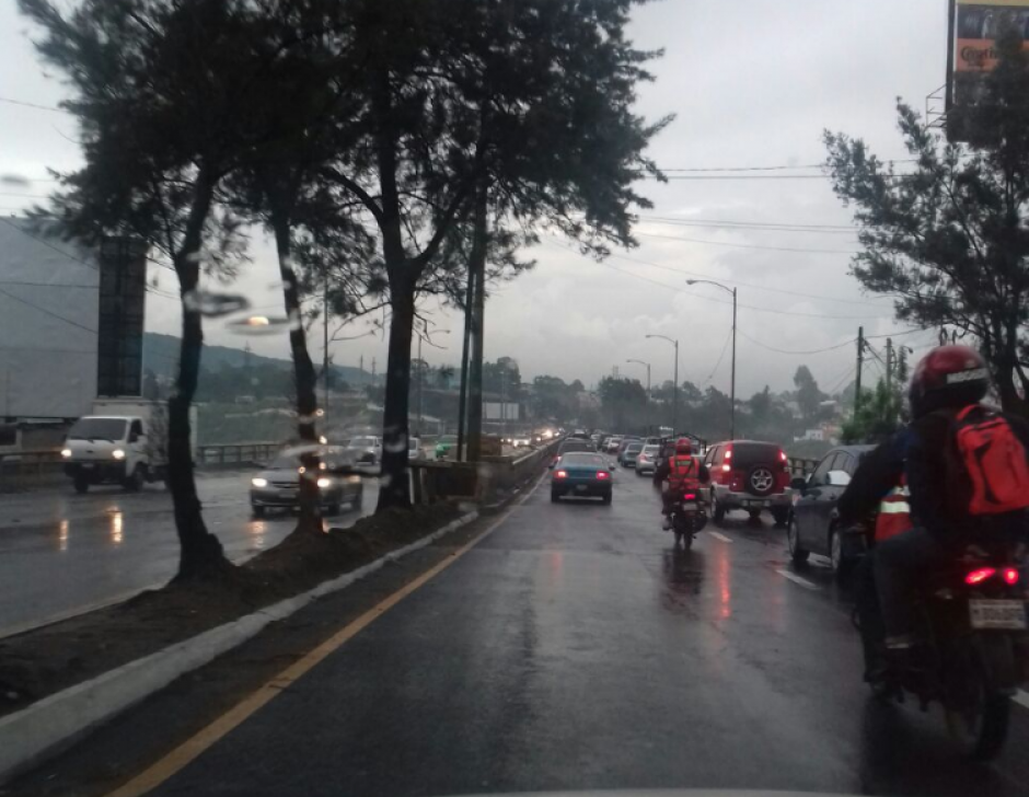 En varios puntos de la ciudad se el tr&aacute;fico se complica. (Foto: Dalia Santos/Twitter) 