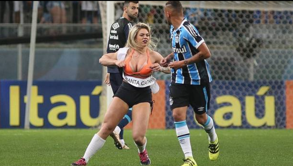 Danny Morais invadi&oacute; la cancha para promocionar su candidatura a Miss Bumbum y para abrazar a los jugadores de Gremio. (Foto: Exc&eacute;lsior)