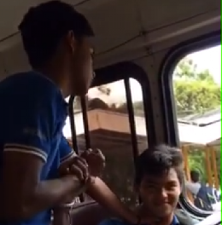Adolescente agrede a otro ya que le ofend&iacute;a su presencia en el bus escolar. (Foto: Captura de video)