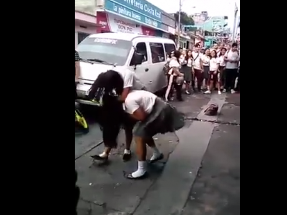 Las estudiantes se van a los golpes en plena v&iacute;a p&uacute;blica. (Foto: Facebook/El Escuintleco)&nbsp;