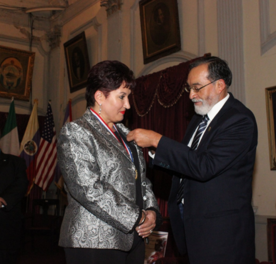 El alcalde de Quetzaltenango, Luis Grijalva declar&oacute; Ciudadana Distinguida a la fiscal general Thelma Aldana. (Foto: Twitter MP) 