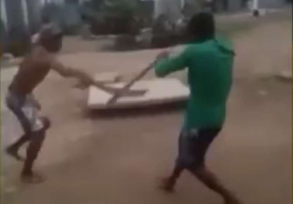 Dos j&oacute;venes se enfrentan con machetes en las calles de Brasil. (Captura de pantalla: YouTube)