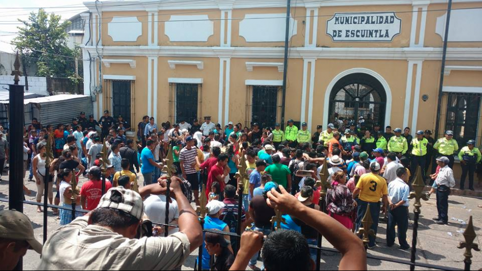 Los vendedores protestan frente a la Municipalidad de Escuintla. (Foto: Twitter/@NAmatitl&aacute;n)