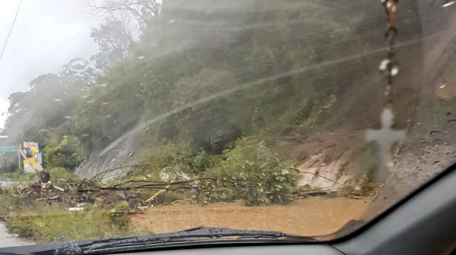 Un derrumbe se report&oacute; en el kil&oacute;metro 24 de la ruta a El Salvador. (Foto: Twitter/@Amilcar Montejo)
