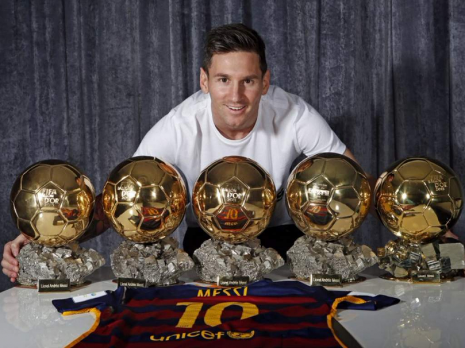 Leo Messi posa con sus cinco Balones de Oro. (Foto: FCBarcelona.com)