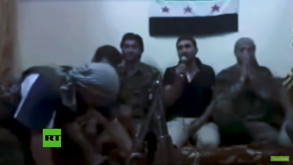 Los hombres parecen estar celebrando antes de hacer un video de propaganda. (Captura Youtube)