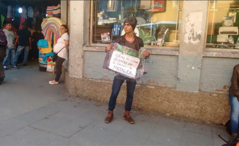El joven pide dinero para estar en el concierto de Metallica. (Foto: Radio Punto/IsiEspantzay)